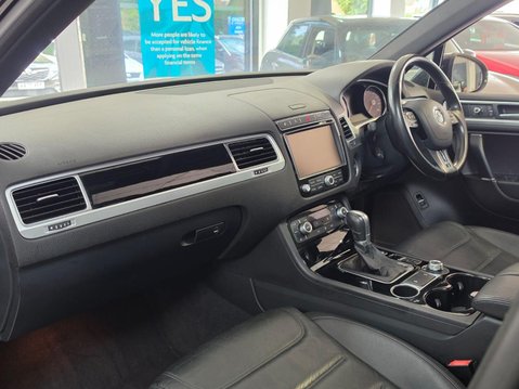 Volkswagen Touareg 3.0 TDI V6 BlueMotion Tech R-Line Plus Tiptronic 4WD Euro 6 (s/s) 5dr 6