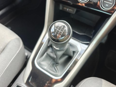 Volkswagen T-Roc 1.5 TSI EVO Design Euro 6 (s/s) 5dr 38