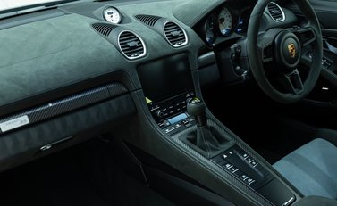 Porsche Cayman GT4 RS (718) 18