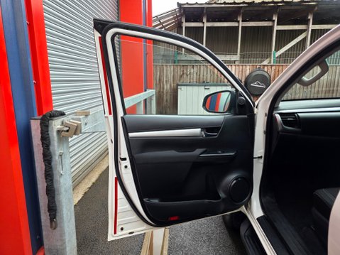 Toyota Hilux INVINCIBLE 4WD D-4D DCB AUTO 20