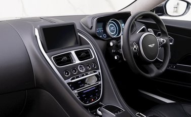 Aston Martin DB11 V8 14