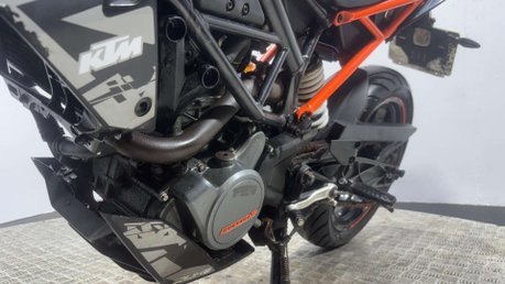 KTM Duke 2017 19K SPARES OR REPAIR PROJECT NAKED SUPERMOTO BIKE 125CC 11