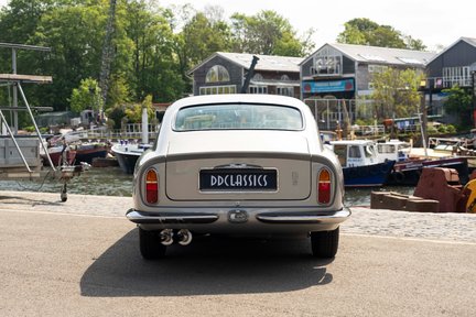 Aston Martin DB6 6