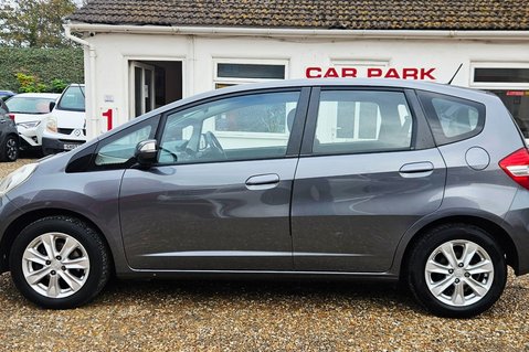 Honda Jazz I-VTEC ES..12 SERVICES LAST ONE @75K .. BEST COLOUR !!.. 1 PREVIOUS KEEPER  12