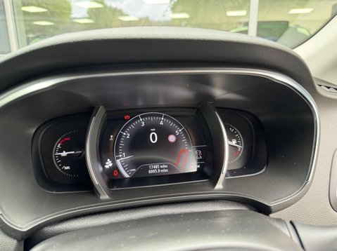 Renault Megane ICONIC TCE 28