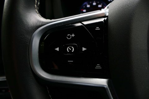 Volvo XC60 2.0 XC60 R-Design B5 MHEV AWD Auto 4WD 5dr 29