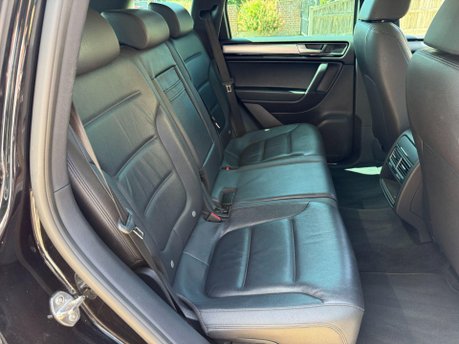 Volkswagen Touareg 3.0 TDI V6 BlueMotion Tech R-Line SUV 5dr Diesel Tiptronic 4WD Euro 6 (s/s) 26