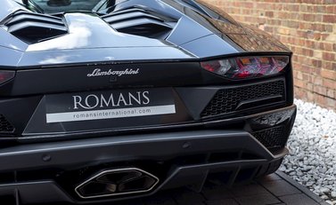 Lamborghini Aventador S LP740-4 Roadster 26