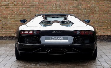 Lamborghini Aventador LP 700-4 Roadster 21