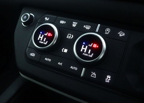 Land Rover Defender 3.0 Defender X-Dynamic HSE D300 MHEV A 4WD 5dr 37