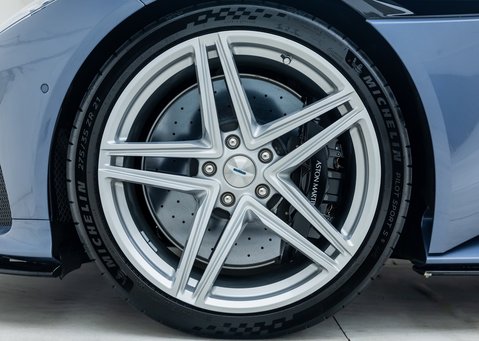 Aston Martin DB12 VOLANTE 