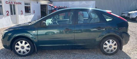 Ford Focus LX 16V.. CREAM UPHOLSTERY.. IDEAL FAMILY CAR.. NEW MOT 1