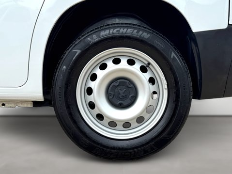 Peugeot Partner 800 100kW 50kWh Professional Premium + Van Auto 13