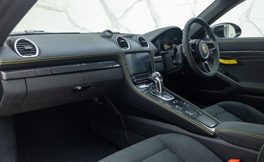 Porsche Cayman GT4 (718) 18