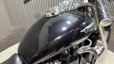Triumph Bonneville 2013 ONLY 13K 1 OWNER LONG MOT MID-WEIGHT CRUISER BIKE 865CC 18