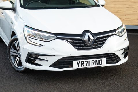 Renault Megane ICONIC E-TECH 10