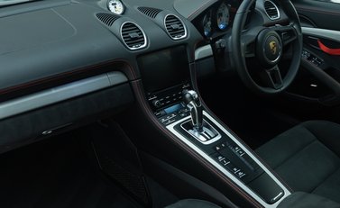 Porsche Cayman GT4 (718) 17