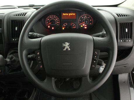 Peugeot Boxer 2.2 BlueHDi L3H2 Professional Premium+ 140ps 9