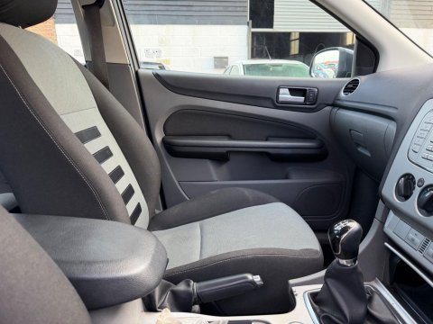 Ford Focus 1.6 Zetec 5dr 9