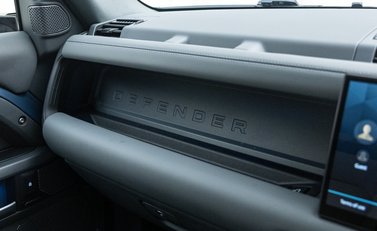 Land Rover Defender 90 D300 X-DYNAMIC HSE 34
