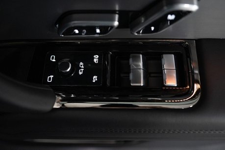 Land Rover Range Rover Sport 3.0 D300 MHEV Dynamic SE SUV 5dr Diesel Auto 4WD Euro 6 (s/s) (300 ps) 26