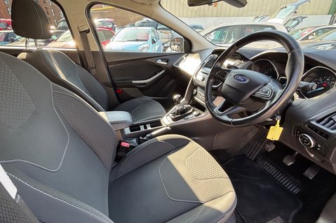 Ford Focus ZETEC 125BHP…1 PREVIOUS OWNER.. 8 MAIN DEALER SERVICES.. SAT NAV..BLUETOOTH 2