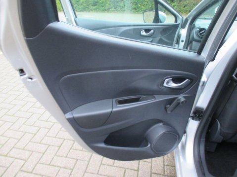 Renault Clio 0.9 TCe Play Euro 6 (s/s) 5dr 43