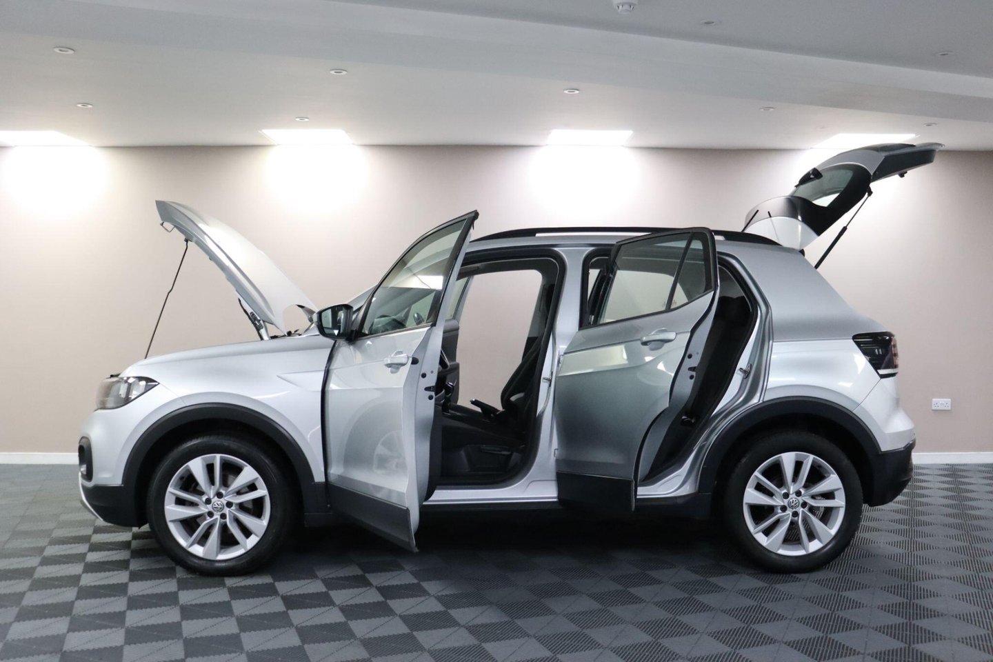 2019 Volkswagen T-Cross — image 5