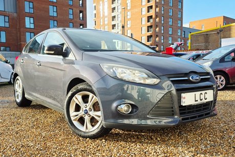 Ford Focus ZETEC..1 PREVIOUS OWNER,9 SERVICES..A/CON.REAR P/SENSORS.HEATED F/SCREEN