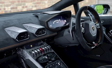 Lamborghini Huracan LP640-4 Performante 14