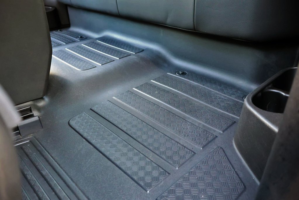 Defender 90 Commercial 5