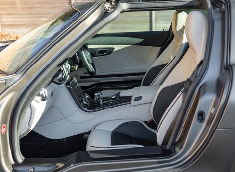 Mercedes-Benz SLS AMG 16