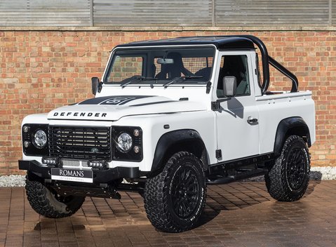 Land Rover Defender 90 Bowler Edition 6