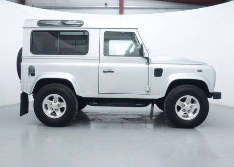 Land Rover Defender 2.4 TDCi XS Station Wagon 3dr Diesel Manual 4WD SWB Euro 4 (122 bhp) 13