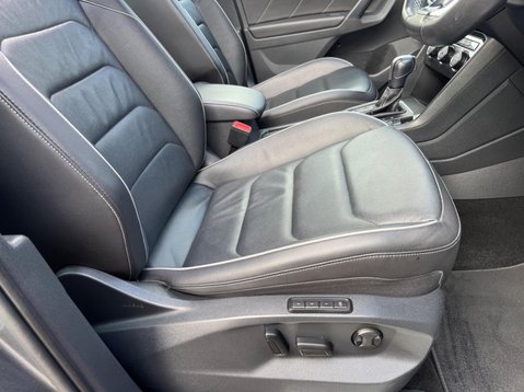 Volkswagen Tiguan R-LINE TECH TSI 4MOTION DSG 20