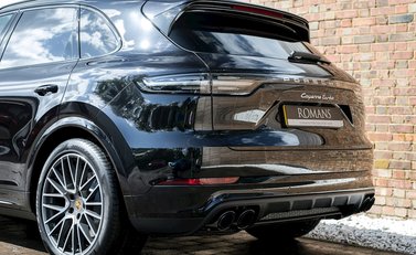 Porsche Cayenne Turbo (New Model) 26