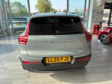 Volvo XC40 2.0 B4 MHEV Plus Dark DCT Auto Euro 6 (s/s) 5dr 5