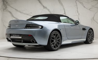Aston Martin V12 Vantage S ROADSTER 10