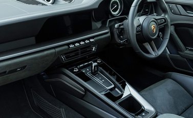 Porsche 911 Carrera GTS (992) 17