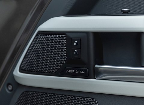 Land Rover Defender 110 XS Edition P400 24