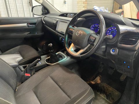 Toyota Hilux INVINCIBLE 4WD D-4D DCB 10