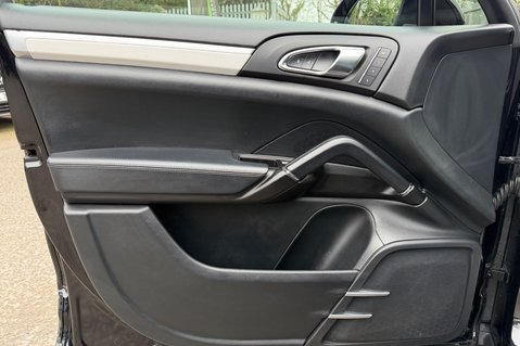 Porsche Cayenne D V6 TIPTRONIC S - REAR ENTERTAINMENT -PDLS -PAN ROOF -CAMERA -£17K EXTRAS 24