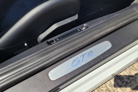 Porsche Cayman GT4 28