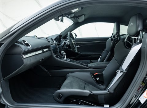 Porsche Cayman GT4 (718) 14