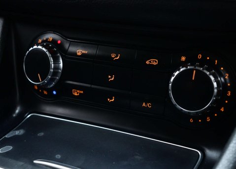 Mercedes-Benz GLA 1.6 GLA180 Urban Edition SUV 5dr Petrol 7G-DCT Euro 6 (s/s) (122 ps) 33