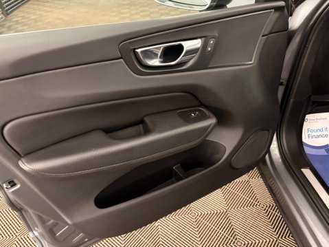 Volvo XC60 2.0 B4 MHEV Momentum Pro Auto AWD Euro 6 (s/s) 5dr 27