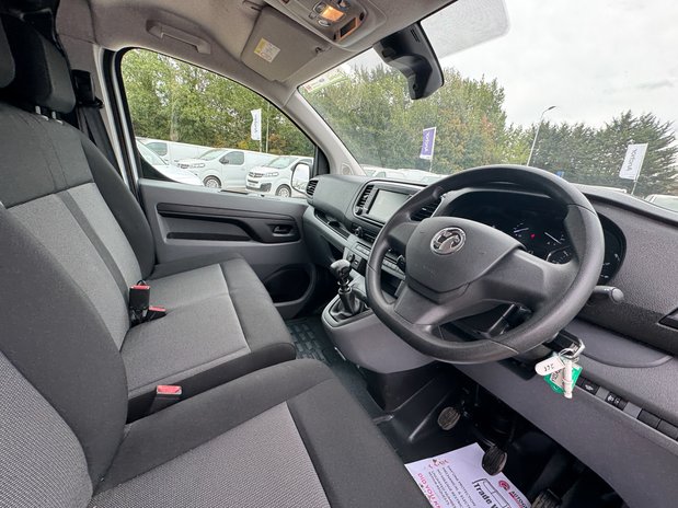 Vauxhall Vivaro SWB L1H1 [SOLD CM] Low Roof 3100 Air Con Sensors EURO 6 NO V 15
