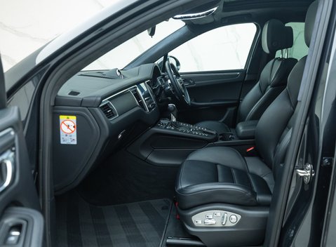 Porsche Macan TURBO 18