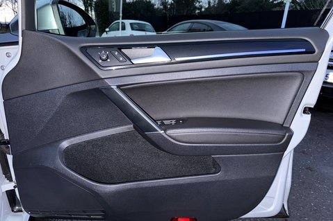 Volkswagen Golf R TSI 4MOTION DSG -LEATHER -CAMERA-PRETORIAS -PAN ROOF -WHITE/SILVER -GHOST 38