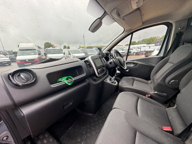 Renault Trafic SWB L1H1 Low Roof SL28 Air Con Alloys Sensors EURO 6 NO VAT 12